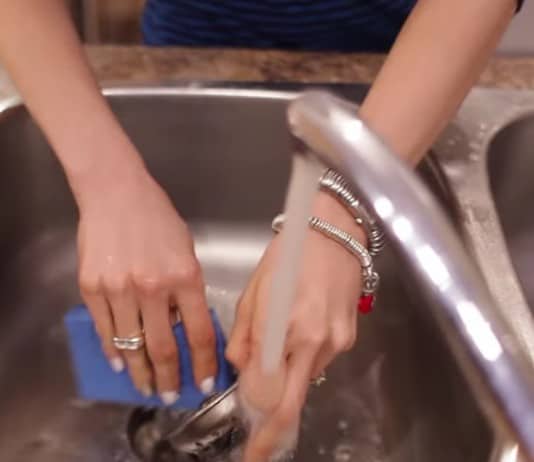 5 Nasty Things in Your Kitchen! clean a nasty kitchen