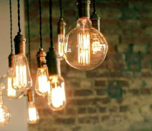 7 Nasty Things You Should Be Cleaning (But Probably Aren’t)! Cleaning light bulbs
