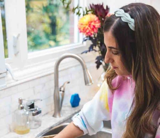 12 Essential Products to Perfect Your Dishwashing Routine Melissa scurbbing a pan