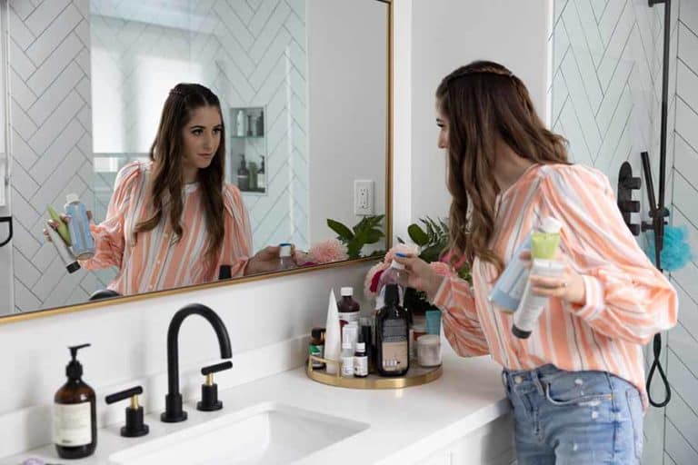How to Clean A Bathroom: Cleaning Hacks