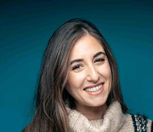 Kwanzaa Cleaning: 5 Cleaning Tips Melissa Maker smiling in front of blue background