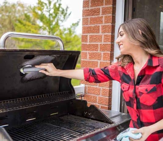 How to Clean a BBQ Grill Melissa cleans the barbecue
