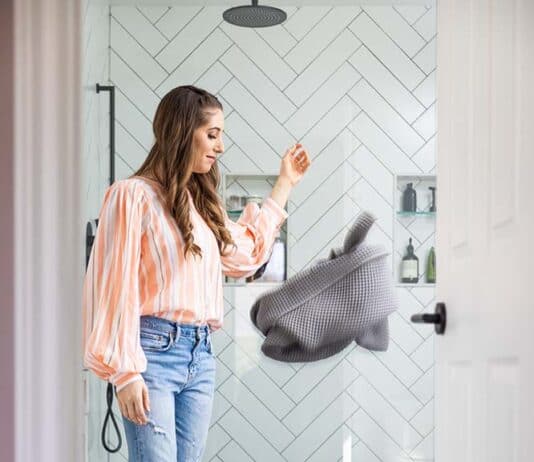 10 Decluttering Tips That Changed My Life Melissa doing laundry