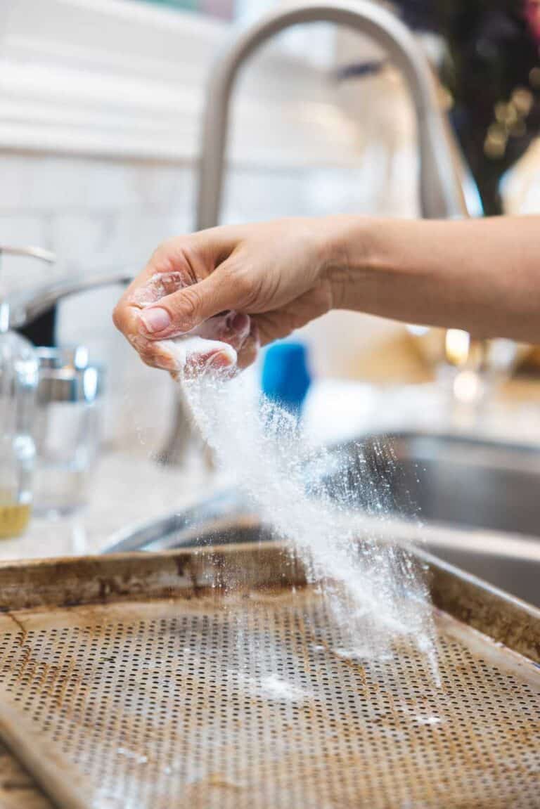 Cleaning pan with baking soda